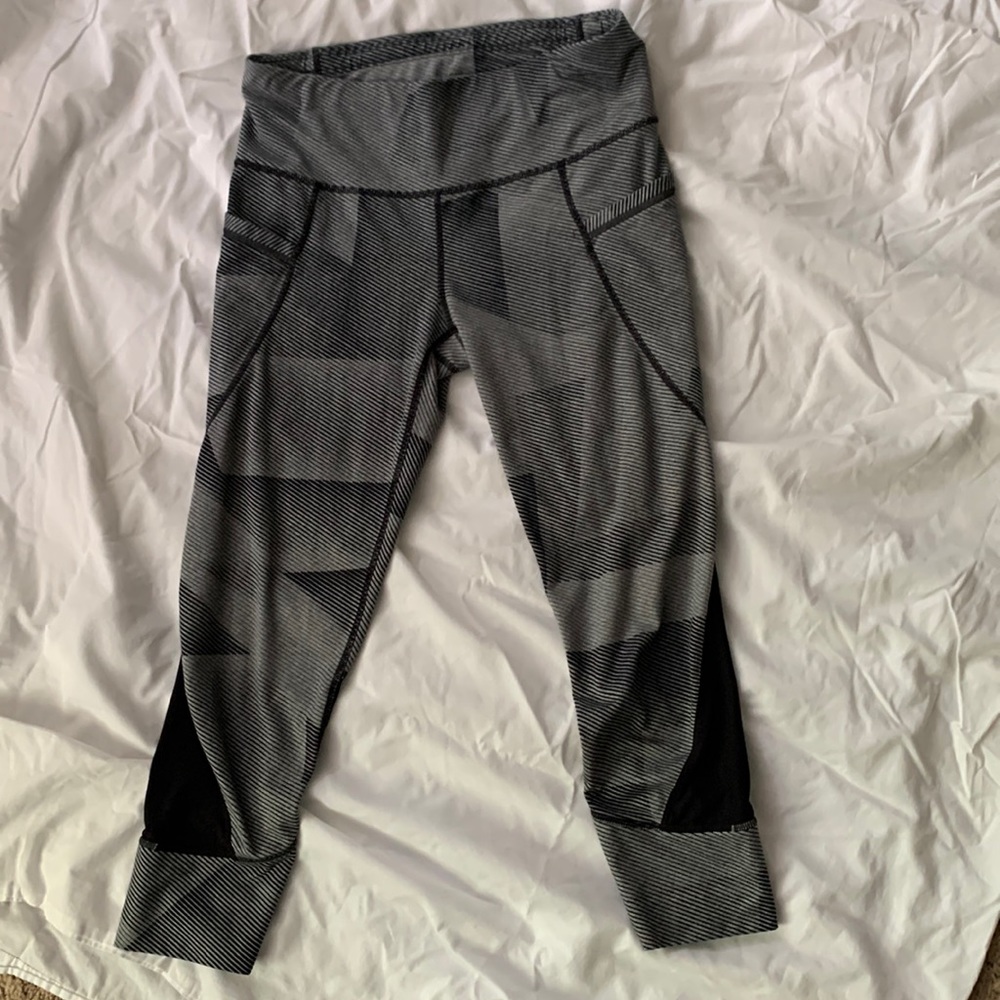 Athleta Gray Striped Cropped Leggings Size Small